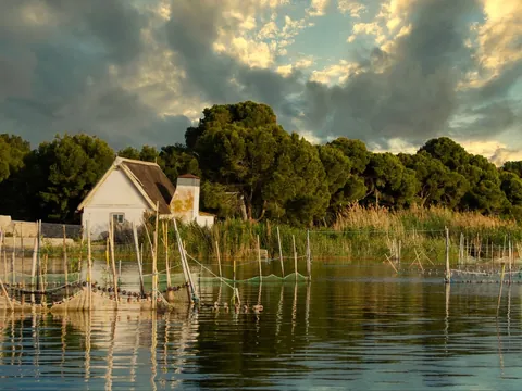 Barraca tradicional y artes de pesca en la Albufera de Valencia.