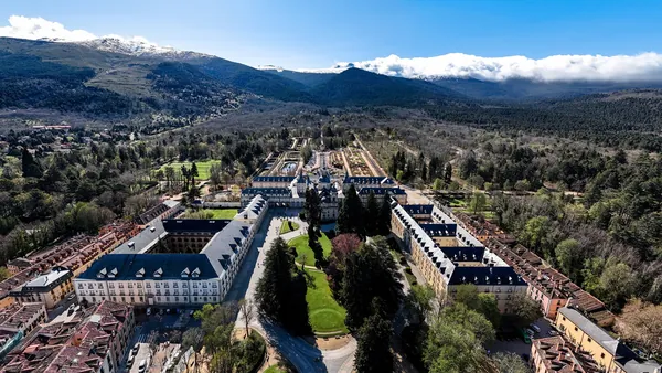 Vista aérea del Palacio de la Granja y montañas nevadas de Segovia.