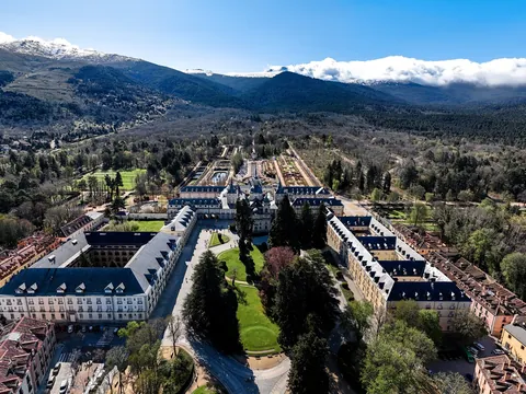 Vista aérea del Palacio de la Granja y montañas nevadas de Segovia.