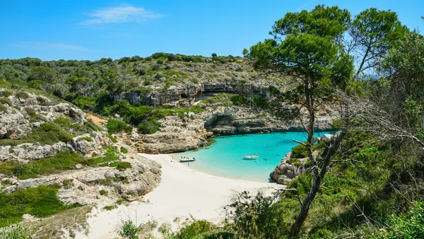 Playa de arena y barcos fondeados en la cala de Màrmols, Mallorca
