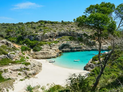 Playa de arena y barcos fondeados en la cala de Màrmols, Mallorca