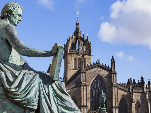 Estatua de David Hume filósofo escocés frente a la Catedral de San Giles en Edimburgo