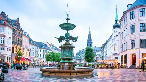 Fuente de la Cigüeña en Amagertorv, Copenhague, Dinamarca