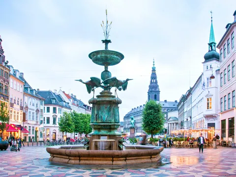 Fuente de la Cigüeña en Amagertorv, Copenhague, Dinamarca