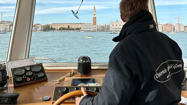 Generar alts dijo:  Patrón navegando hacia la laguna de Venecia en excursión a Murano y Burano