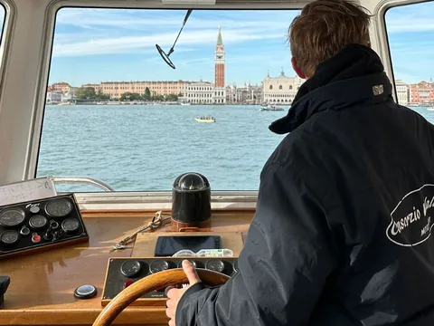 Generar alts dijo:  Patrón navegando hacia la laguna de Venecia en excursión a Murano y Burano