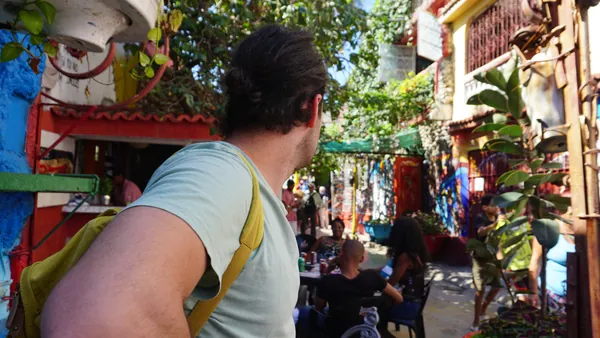 Numerosas obras de arte en el callejón Hamel en la Habana