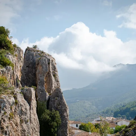Vista del Castillo de San José en Guadalest sobre un peñasco. Ideal para turismo histórico, cultural y de montaña.