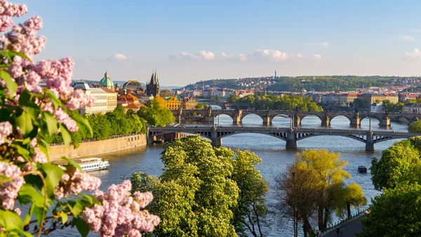 Observa los puentes de Praga desde el agua con un paseo en barco