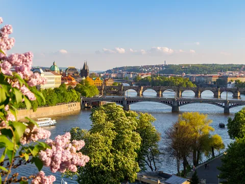 Observa los puentes de Praga desde el agua con un paseo en barco