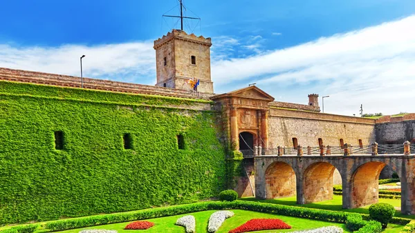 Castillo de Montjuic en la cima de la montaña de Montjuic, Barcelona