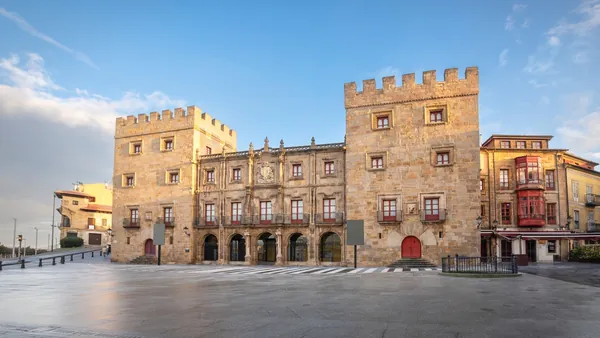 Palacio de Revillagigedo y su plaza en Gijón.