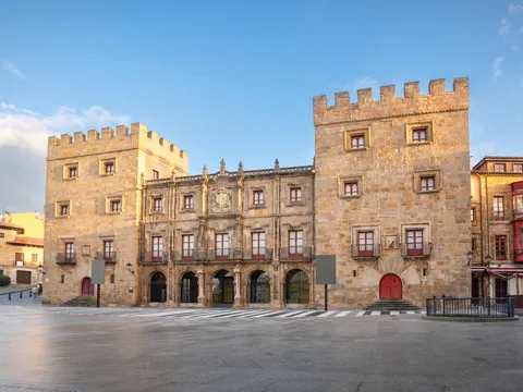 Palacio de Revillagigedo y su plaza en Gijón.