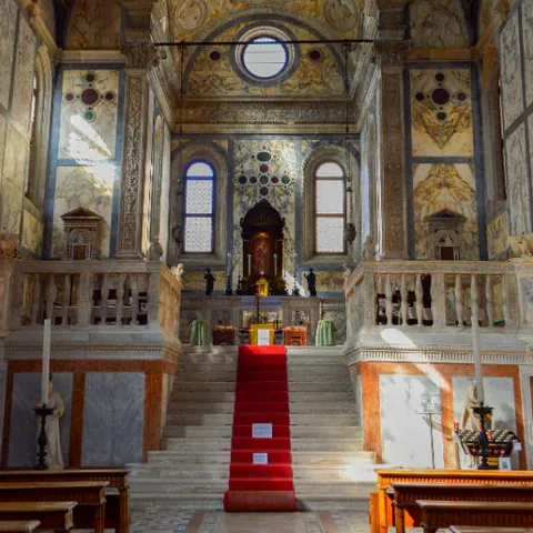 Interior de la Iglesia Santa Maria dei Miracoli en Venecia