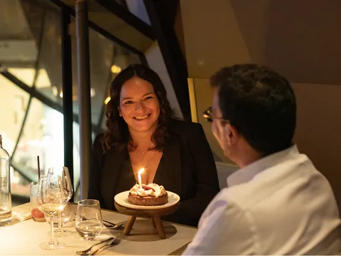 También es idóneo para celebrar alguna ocasión especial, como un cumpleaños, un aniversario o, incluso, una pedida de mano. Más romántico, imposible.