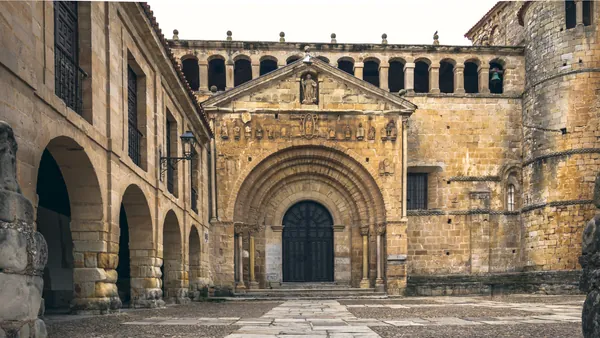 Fachada de la Colegiata de Santa Juliana en Santillana del Mar