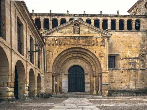 Fachada de la Colegiata de Santa Juliana en Santillana del Mar
