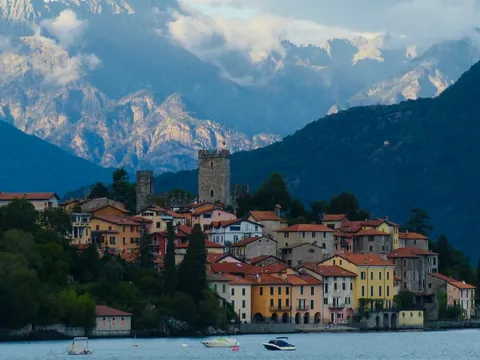 Pueblo histórico a orillas del Lago di Como con montañas nubladas al fondo