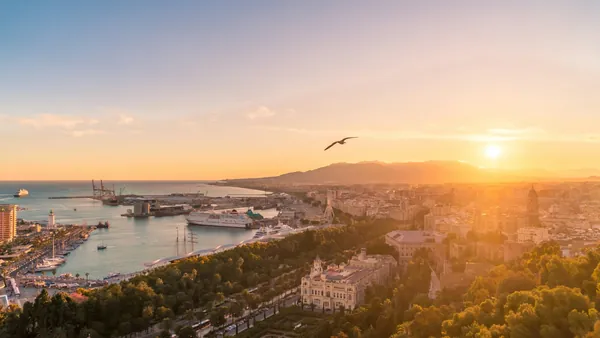 Paseos en barco en Málaga para ver la ciudad desde donde siempre debió verse