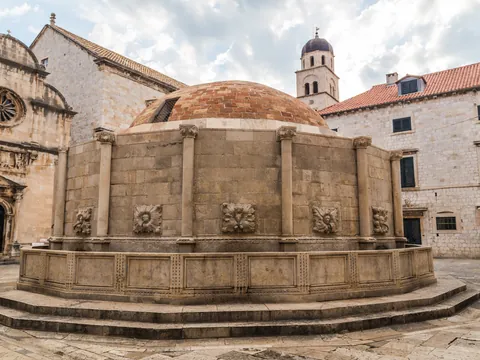 Gran Fuente de Onofrio con cúpula y arquitectura medieval, Dubrovnik, Croacia