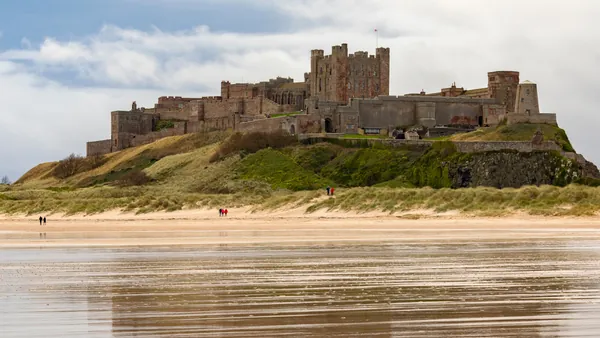 El castillo de Bamburgh sobre la playa de arena blanca del Mar del Norte