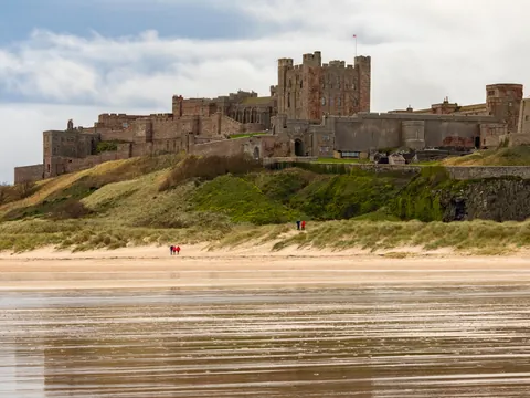 El castillo de Bamburgh sobre la playa de arena blanca del Mar del Norte