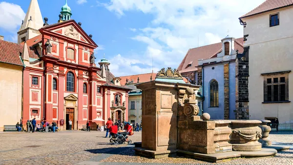 Basílica de San Jorge y una fuente en el patio del Castillo de Praga.