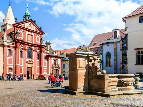 Basílica de San Jorge y una fuente en el patio del Castillo de Praga.