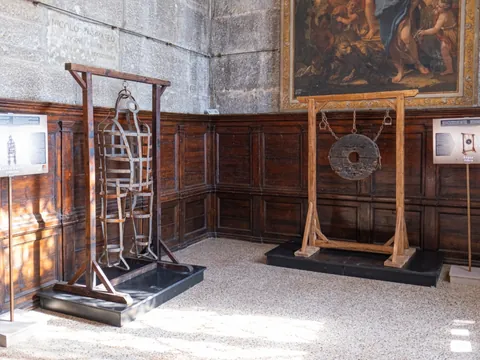 Elementos de castigo, un sombrío recordatorio de las crueles prácticas medievales.