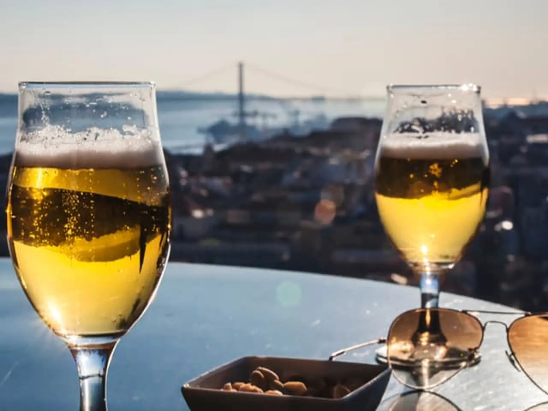 Dos cervezas en una terraza de Lisboa- mejores cervecerías-guías de viaje Buendía Tours
