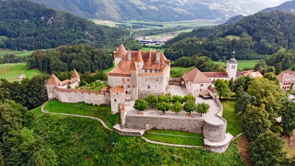 excursion-gruyeres-desde-ginebra_castillo-medieval_suiza_buendia (1).jpg