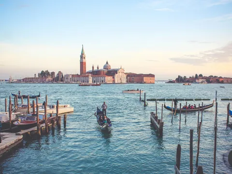 Góndolas en el Gran Canal con Basílica de San Giorgio Maggiore, Venecia, Italia