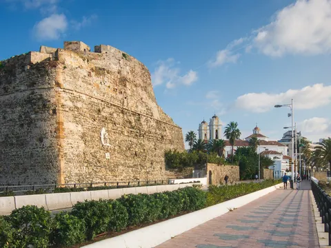 Murallas Reales de Ceuta junto al paseo marítimo y la catedral