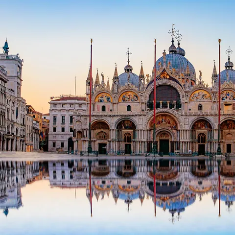 Plaza San Marcos de Venecia cubierta de agua