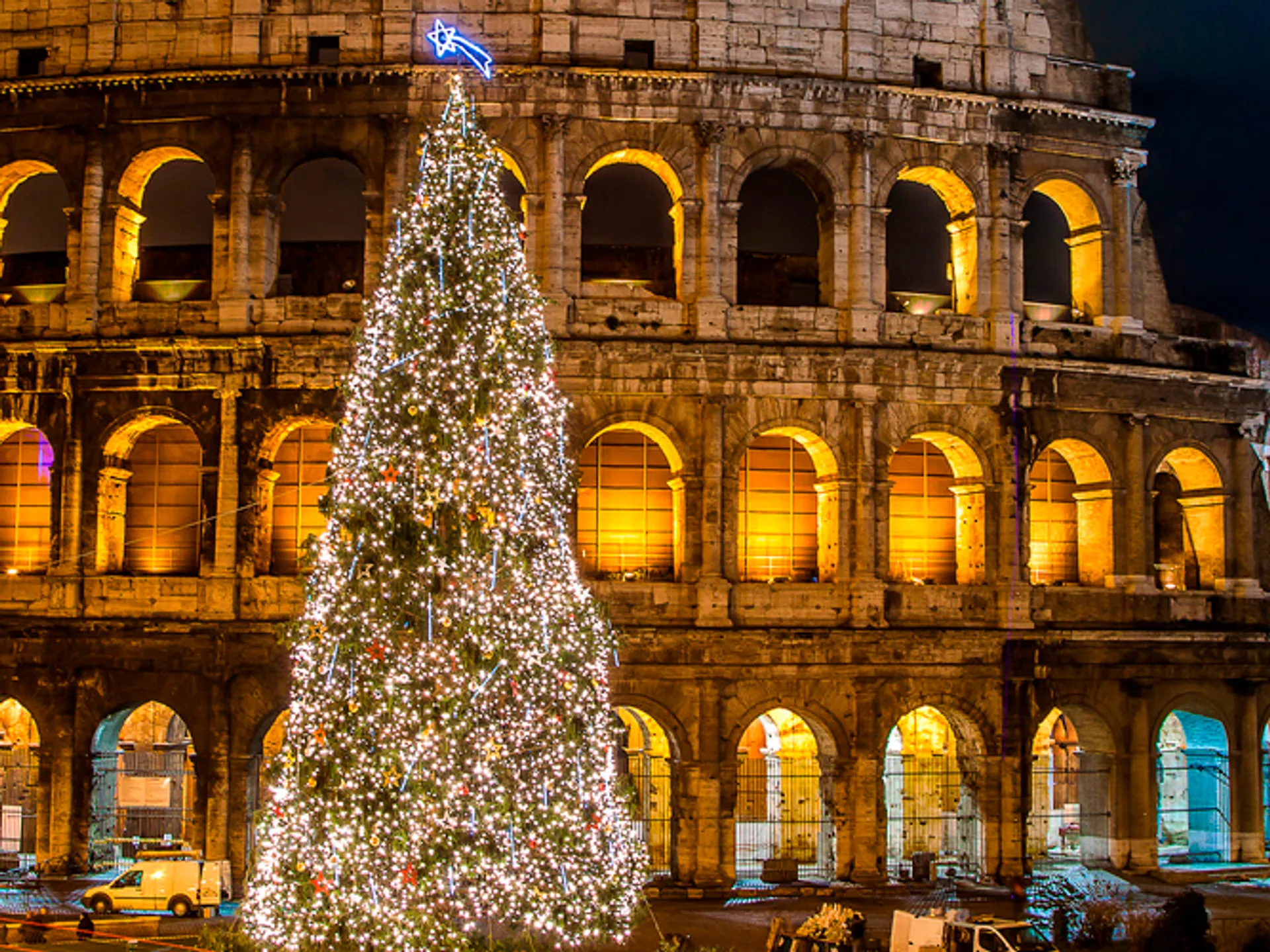 Árbol de Navidad frente al Coliseo Romano - Cómo se celebra el Año Nuevo en Europa - Blog - Buendía Tours