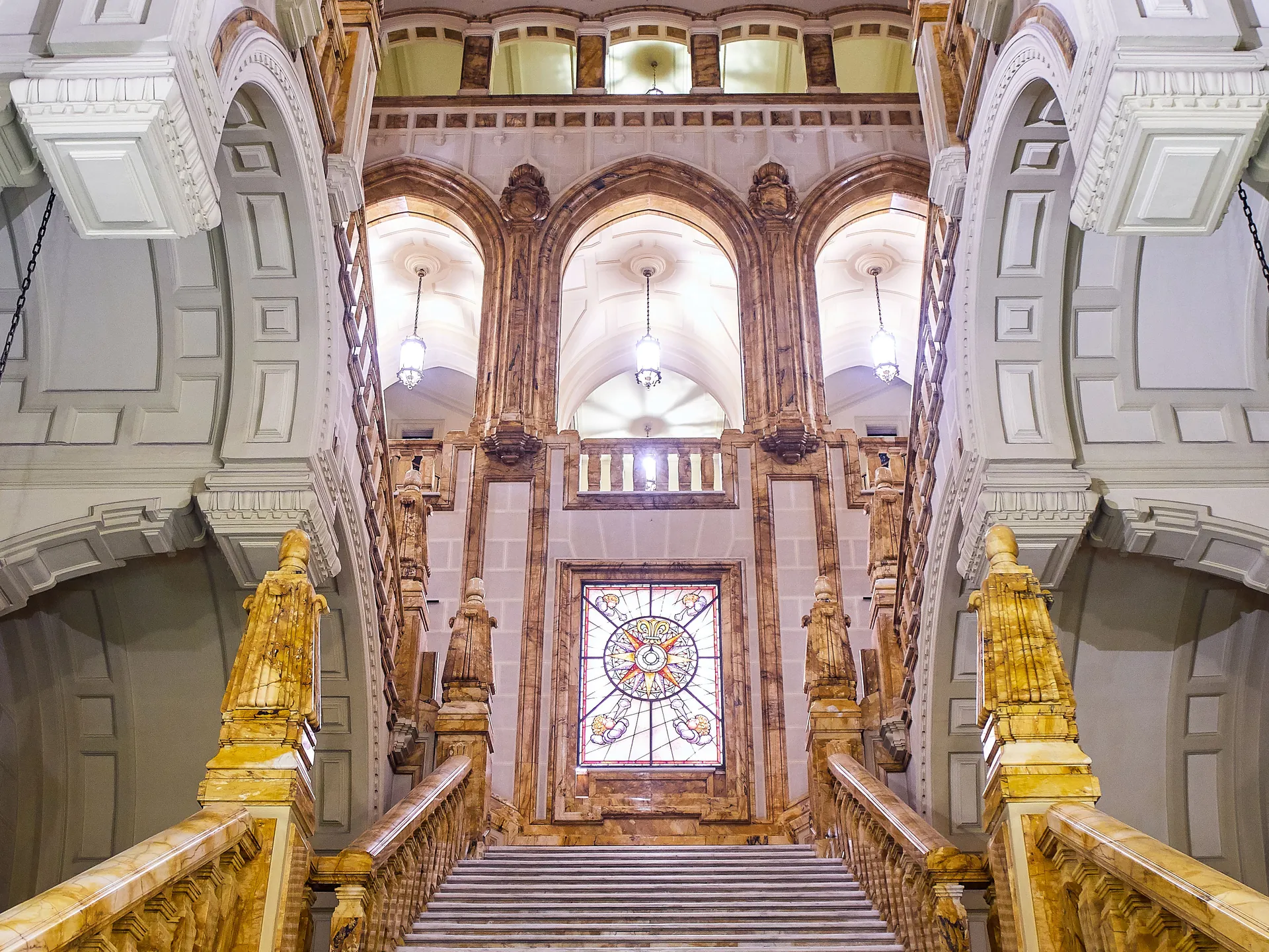 Escaleras del Museo Naval de Madrid, España