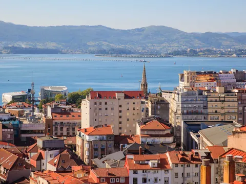 Vista aérea de Santander, Cantabria, con tejados rojos y bahía al fondo