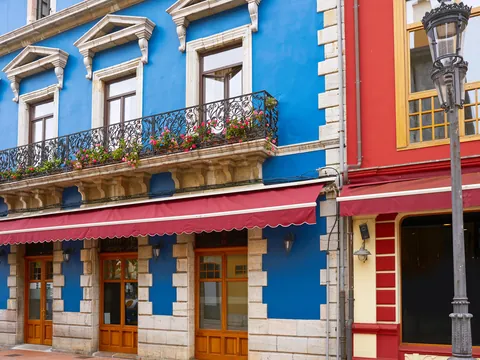 Fachadas y arquitectura tradicional del casco histórico de Llanes