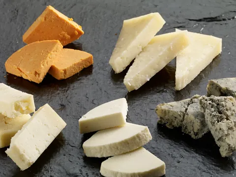 Selección de quesos en tour gastronómico de sidra y quesos en Gijón