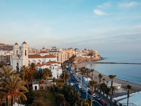 Catedral y playa urbana de Ceuta junto al mar Mediterráneo
