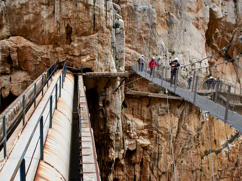 Pasarela y puente colgante junto a una antigua tubería en el Caminito del Rey