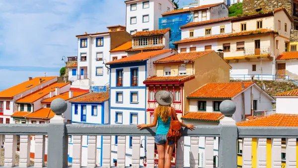 Mirador con vistas a las casas de colores de Cudillero, Asturias