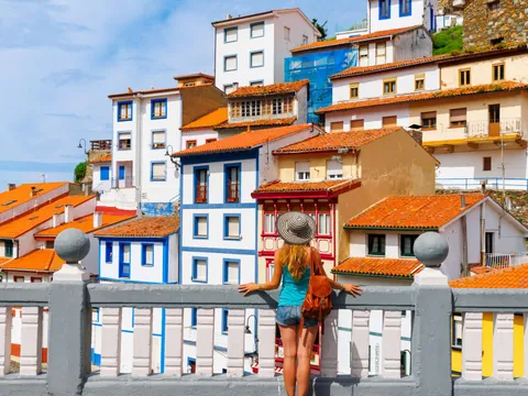 Mirador con vistas a las casas de colores de Cudillero, Asturias