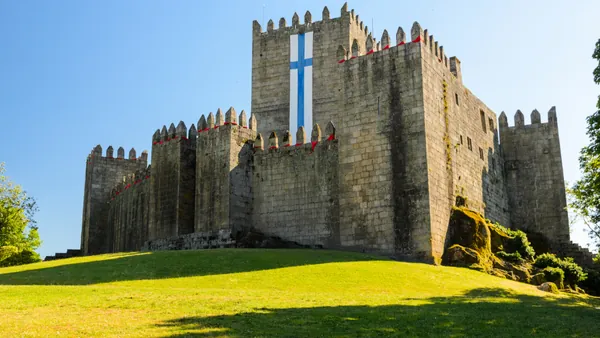 Exterior del Castillo de Guimaraes, situado en la localidad donde nació Portugal.