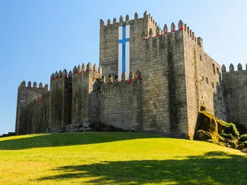 Exterior del Castillo de Guimaraes, situado en la localidad donde nació Portugal.