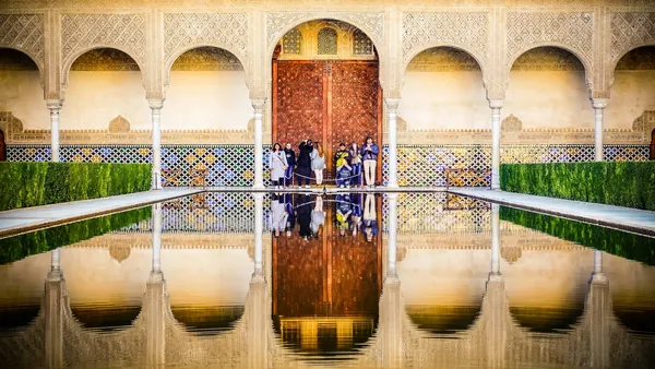 Patio de los Arrayanes, La Alhambra de Granada.