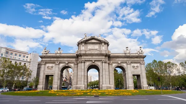 La Puerta de Alcalá, diseñada por el arquitecto Francesco Sabatini, es un ejemplo destacado de arquitectura neoclásica.