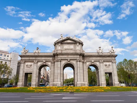 La Puerta de Alcalá, diseñada por el arquitecto Francesco Sabatini, es un ejemplo destacado de arquitectura neoclásica.