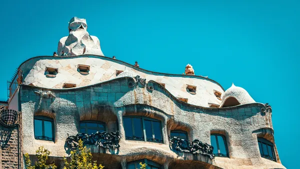 Fachada ondulada y chimeneas Casa Milà (La Pedrera)