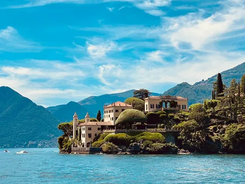 Villa histórica en la orilla del Lago di Como rodeada de jardines y montañas